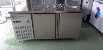 Tủ bàn thớt inox nhà hàng cũ, tích hợp ngăn đông lạnh tiện lợi, tiết kiệm diện tích bếp

